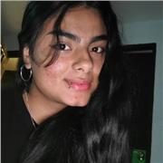 Estudiante de filosofía enseña a niños de primaria sobre sociales, inglés, castellano y matemática